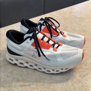 On Running Women’s Cloudstratus 3 shoes size 8.5
